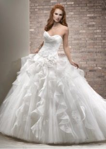 Wspaniała suknia ślubna z pionowymi falbankami