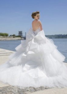 Magnífic vestit de núvia amb una faldilla i un tren en cascada