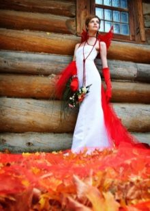 Inserção nas costas vermelha em um vestido de noiva