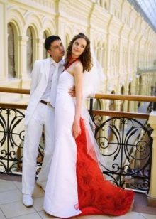 Červená položka na zadní straně svatební šaty