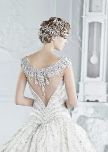 Vestuvių suknelė su atvira nugaros iliuzija su dekoru