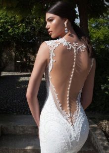 gaun pengantin dengan belakang terbuka dan butang