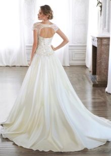 Gaun pengantin dengan lacing di belakang