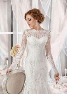 Gaun pengantin dengan garis leher ilusi dan lengan baju