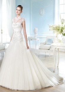 Gaun pengantin dengan bahagian atas tertutup dengan openwork besar