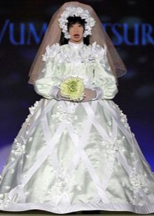 Gaun pengantin itu megah