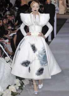 Gaun pengantin dengan lengan lengan oleh Dior