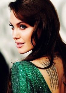Angelina Jolie smaragdinė suknelė