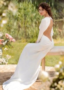 Gaun pengantin dengan membuka belakang dari satin