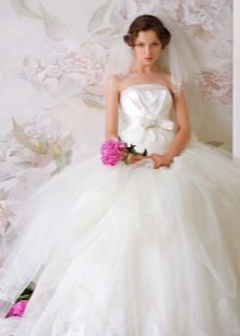 Gaun pengantin dengan bahagian atas satin