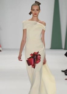 Witte jurk met een rode bloem van Carolina Herera