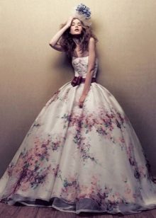 Gaun pengantin dengan corak