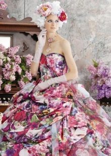 Vestido de novia con estampado floral.