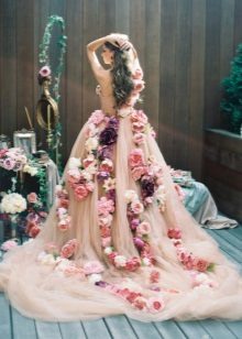 Spalvinga vestuvių suknelė su gėlėmis