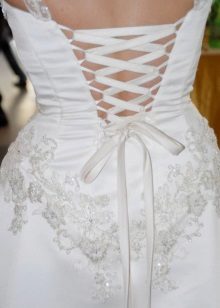 Vestido de novia con corsé abierto.