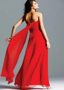 Đầm đỏ với áo hở lưng và tàu Batto