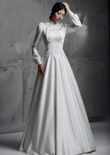 فستان الزفاف في الرجعية مع الدانتيل