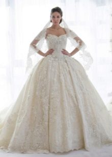 Gaun pengantin renda megah