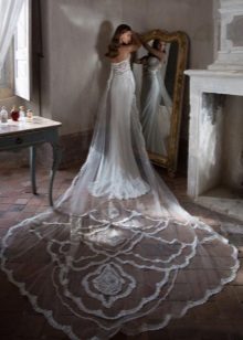 Gaun pengantin dengan kereta renda oleh Tarik Ediz