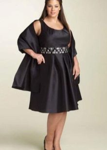 Korte elegante jurk in groot formaat met een zachte rok