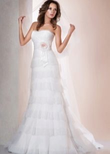 Gaun perkahwinan renda dengan skirt renda bertingkat