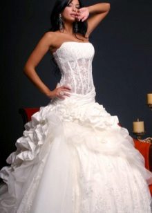 Vestido de noiva com um espartilho transparente