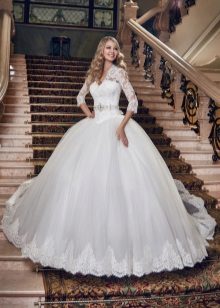 Gaun pengantin dengan gaya puteri dengan pinggang yang rendah
