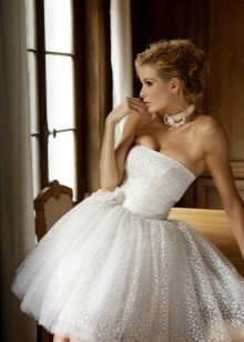 vestido de noiva curto magnífico com um espartilho