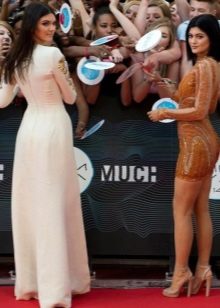 Vakarinė suknelė Kendal Jenner su išpjovomis iš nugaros