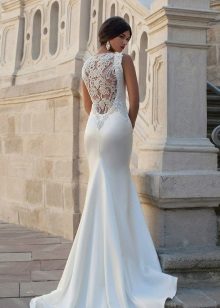 „Crystal Design“ nugaros iškirpti vestuvių suknelė