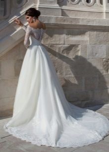 Gaun pengantin dari koleksi Reka Bentuk Kristal 2015