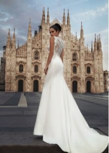 Gaun pengantin dengan kereta api dari koleksi Milano 2015