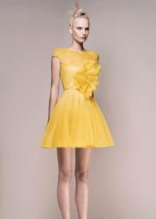 Žluté večerní šaty krátké