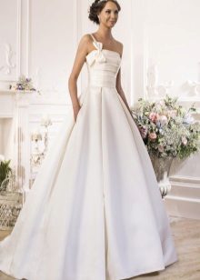 Vestido de novia con una correa de la colección Naviblue Bridal Idylly