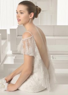 Gaun pengantin 2015 oleh Rosa Clara dengan garis leher yang dalam