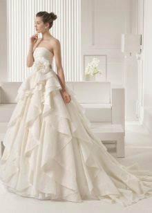 Gaun pengantin 2015 oleh Rosa Clara dengan ruffles