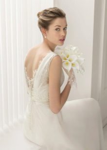 Vestido de noiva com renda aberta em 2015 por Rosa Klara
