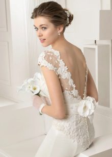 Gaun pengantin dengan bukaan terbuka pada tahun 2015 oleh Rosa Klara