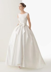 Gaun pengantin dengan busur dari Rosa Clara