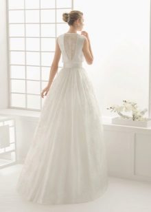 Сватбена рокля с дантелена вложка на гърба