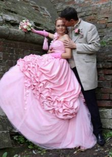 Gaun perkahwinan merah jambu