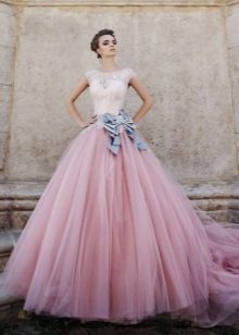 Gaun pengantin dengan skirt merah jambu