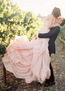 Bledě růžové svatební šaty družička