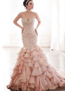 Robe de mariée sirène en rose avec une queue luxuriante