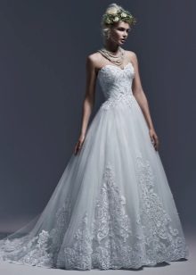 Gaun pengantin dalam gaya puteri dengan renda
