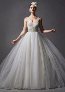 Gaun pengantin dalam gaya puteri dengan skirt berlapis-lapis