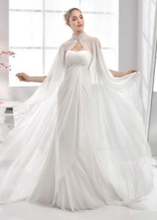 Gaun pengantin dalam gaya Yunani dengan tanjung