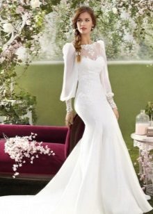 Gaun pengantin dalam gaya retro dengan lengan