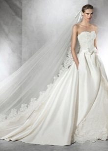 فستان زفاف مع الدانتيل من قبل برونوفياس