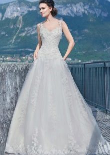 Vestido de novia de una silueta de la colección Gabbiano Venecia.